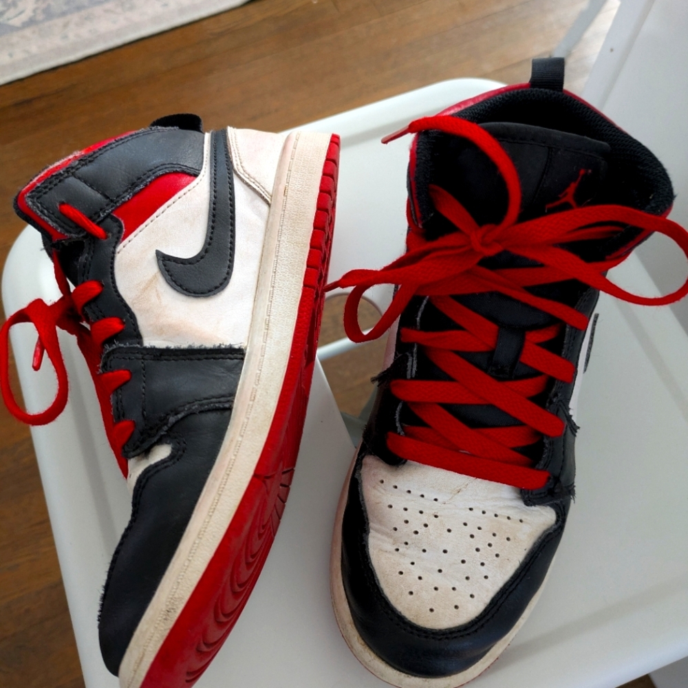 Youth Jordans 1 Mid